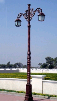 Classic Western Style Cast Iron Light Pole Painting Surface Treatment For Garden