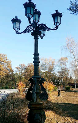 Classic Western Style Cast Iron Light Pole Painting Surface Treatment For Garden